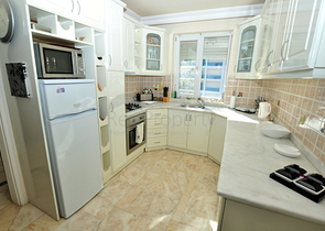 شقة مؤثثة بتصميم مميز في منطقة محمودلار – ألانيا