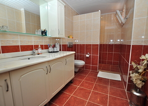 شقة مؤثثة بتصميم مميز في منطقة محمودلار – ألانيا