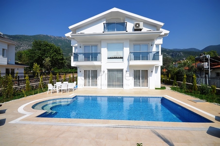 فيلا مؤثثة مميزة مع بركة سباحة خاصة وحديقة في فتحية.