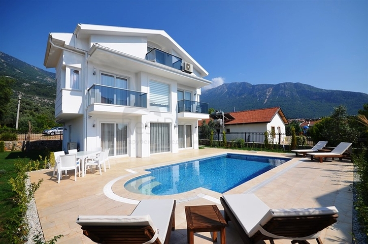 فيلا مؤثثة مميزة مع بركة سباحة خاصة وحديقة في فتحية.