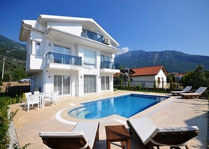 فيلا مؤثثة مميزة مع بركة سباحة خاصة وحديقة في فتحية.