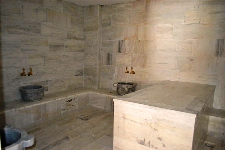 شقة بسعر مناسب ضمن مجمع جديد في منطقة محمودلار -ألانيا