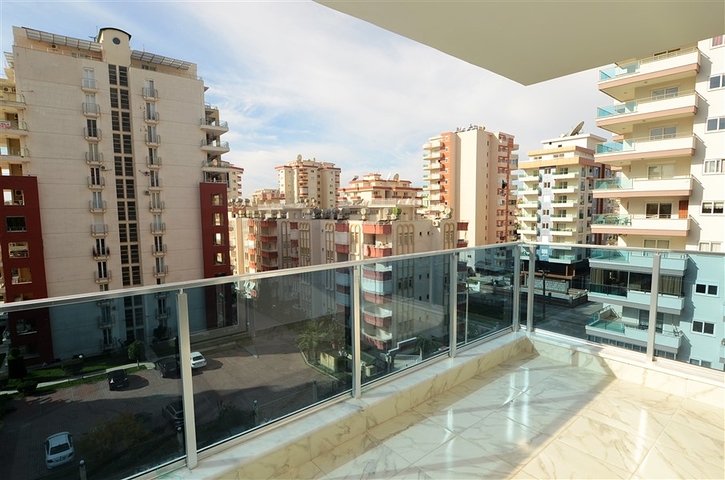 شقة بتخطيط 2+1 ضمن مجمع حديث في منطقة محمودلار – ألانيا