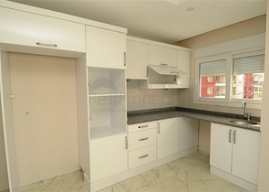 شقة بتخطيط 2+1 ضمن مجمع حديث في منطقة محمودلار – ألانيا