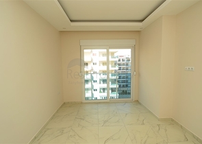 شقة بتخطيط 2+1 ضمن مجمع حديث في منطقة محمودلار – ألانيا