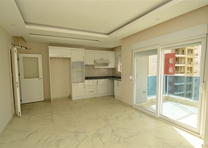 شقة بتخطيط 2+1 ضمن مجمع حديث في منطقة محمودلار – ألانيا