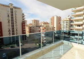 شقة بتخطيط 2+1 ضمن مجمع حديث في منطقة محمودلار – ألانيا