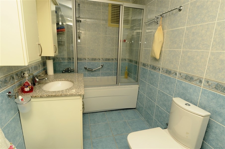 دوبلكس مؤثثة بإطلالة بحرية في منطقة محمودلار – ألانيا