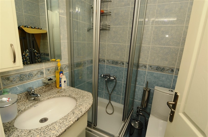 دوبلكس مؤثثة بإطلالة بحرية في منطقة محمودلار – ألانيا