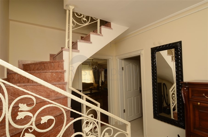 دوبلكس مؤثثة بإطلالة بحرية في منطقة محمودلار – ألانيا