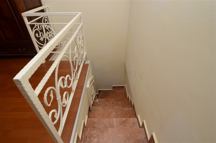 دوبلكس مؤثثة بإطلالة بحرية في منطقة محمودلار – ألانيا