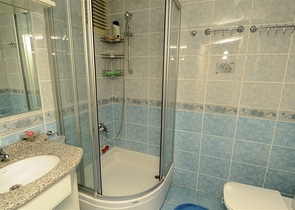 دوبلكس مؤثثة بإطلالة بحرية في منطقة محمودلار – ألانيا