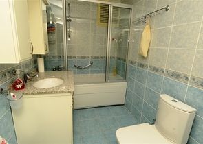 دوبلكس مؤثثة بإطلالة بحرية في منطقة محمودلار – ألانيا