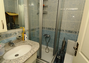 دوبلكس مؤثثة بإطلالة بحرية في منطقة محمودلار – ألانيا