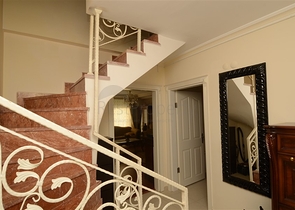 دوبلكس مؤثثة بإطلالة بحرية في منطقة محمودلار – ألانيا