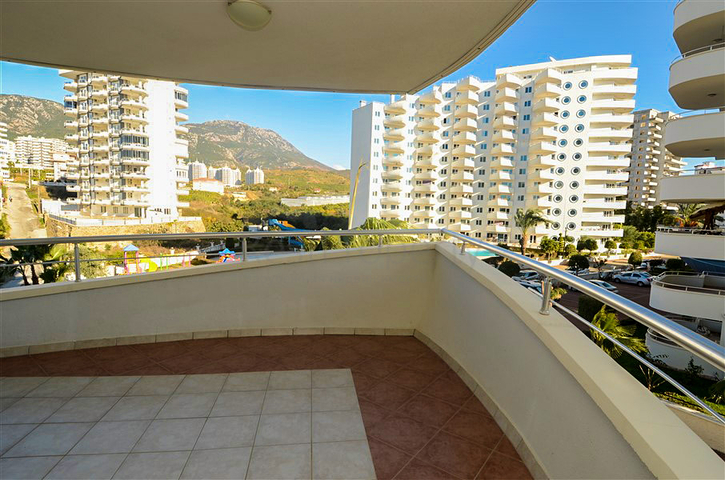 شقة بتخطيط 2+1 ضمن مجمع فاخر في منطقة محمودلار – ألانيا