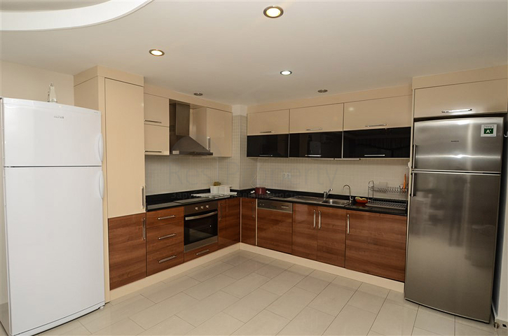 شقة بتخطيط 2+1 ضمن مجمع فاخر في منطقة محمودلار – ألانيا