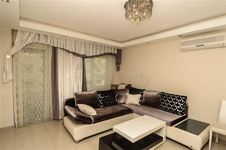 شقة بتخطيط 2+1 ضمن مجمع فاخر في منطقة محمودلار – ألانيا