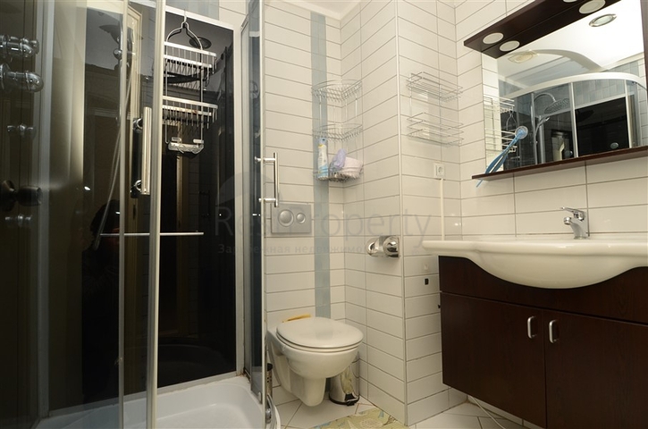 شقة بتخطيط 2+1 ضمن مجمع فاخر في منطقة محمودلار – ألانيا