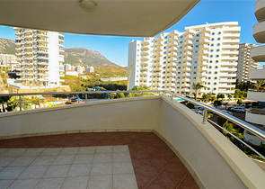 شقة بتخطيط 2+1 ضمن مجمع فاخر في منطقة محمودلار – ألانيا