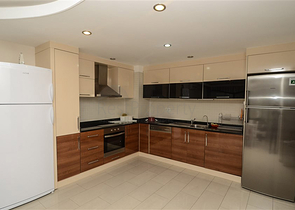 شقة بتخطيط 2+1 ضمن مجمع فاخر في منطقة محمودلار – ألانيا