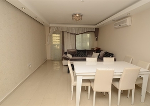 شقة بتخطيط 2+1 ضمن مجمع فاخر في منطقة محمودلار – ألانيا