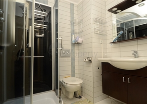 شقة بتخطيط 2+1 ضمن مجمع فاخر في منطقة محمودلار – ألانيا