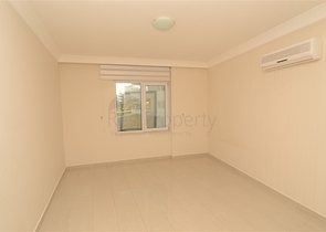 شقة بتخطيط 2+1 ضمن مجمع فاخر في منطقة محمودلار – ألانيا