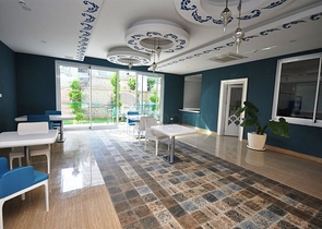 شقة بتخطيط 1+1 ضمن مجمع مميز في منطقة محمودلار – ألانيا