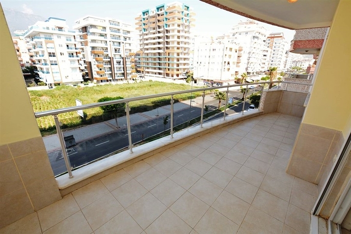 شقة بتخطيط 2+1 على مسافة قريبة من البحر في منطقة محمودلار – ألانيا