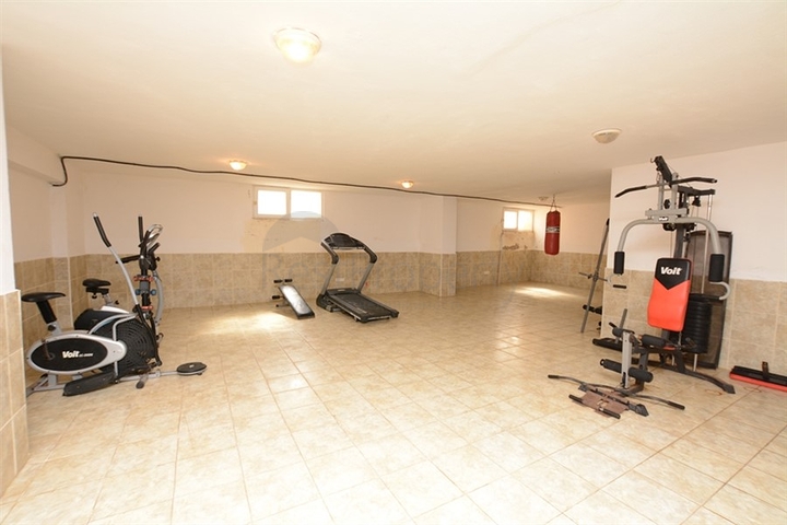 شقة بتخطيط 2+1 على مسافة قريبة من البحر في منطقة محمودلار – ألانيا