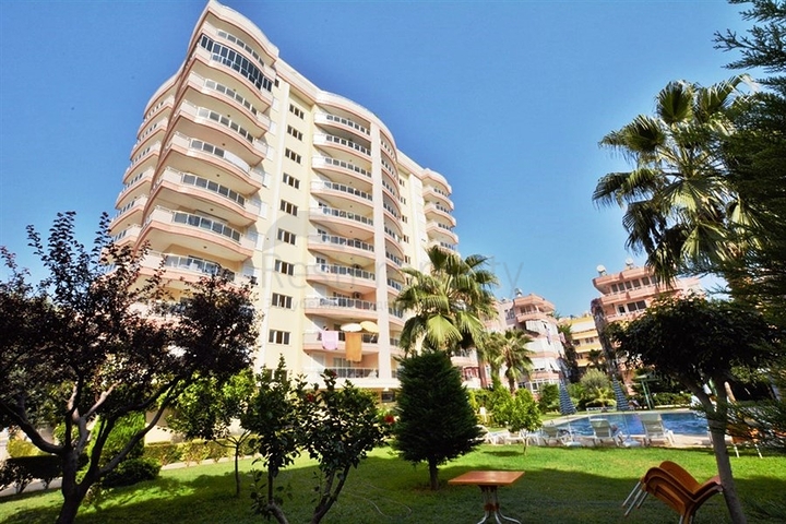 شقة بتخطيط 2+1 على مسافة قريبة من البحر في منطقة محمودلار – ألانيا