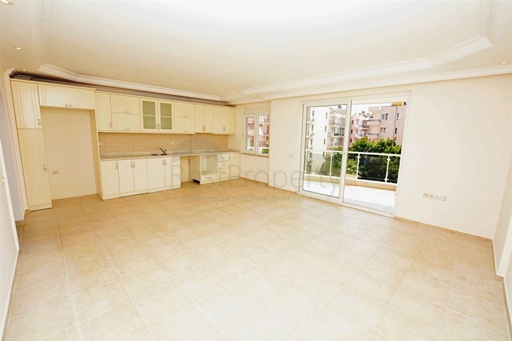 شقة بتخطيط 2+1 على مسافة قريبة من البحر في منطقة محمودلار – ألانيا