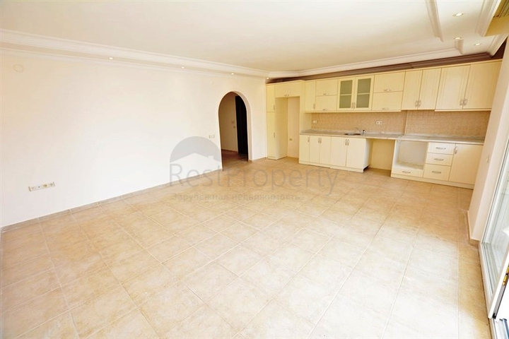 شقة بتخطيط 2+1 على مسافة قريبة من البحر في منطقة محمودلار – ألانيا