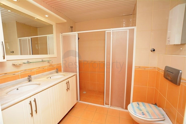 شقة بتخطيط 2+1 على مسافة قريبة من البحر في منطقة محمودلار – ألانيا