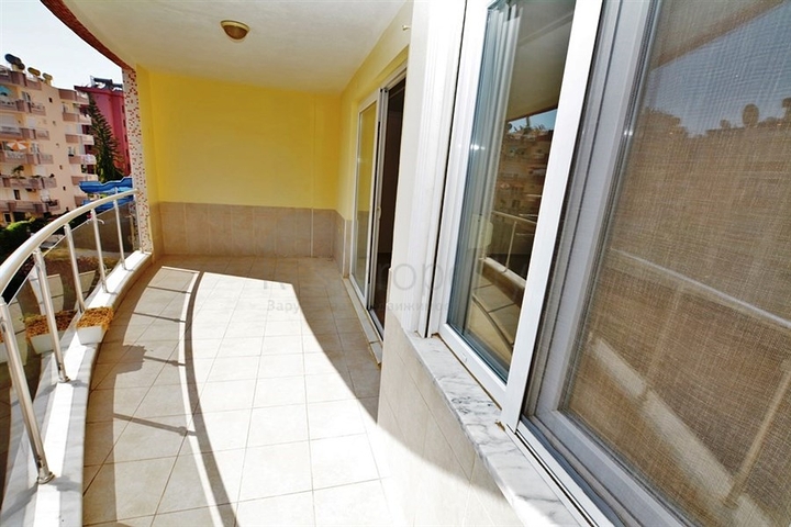 شقة بتخطيط 2+1 على مسافة قريبة من البحر في منطقة محمودلار – ألانيا