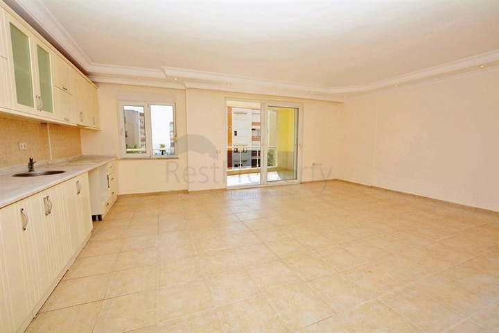 شقة بتخطيط 2+1 على مسافة قريبة من البحر في منطقة محمودلار – ألانيا