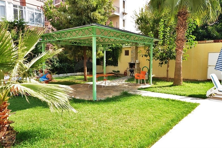 شقة بتخطيط 2+1 على مسافة قريبة من البحر في منطقة محمودلار – ألانيا