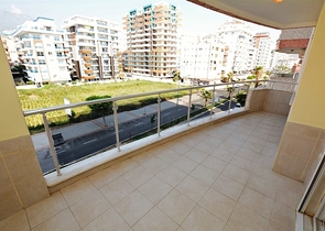 شقة بتخطيط 2+1 على مسافة قريبة من البحر في منطقة محمودلار – ألانيا