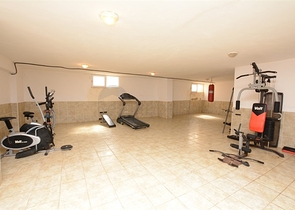 شقة بتخطيط 2+1 على مسافة قريبة من البحر في منطقة محمودلار – ألانيا