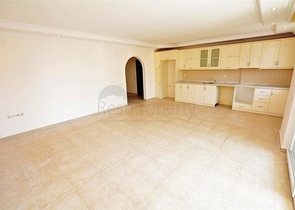 شقة بتخطيط 2+1 على مسافة قريبة من البحر في منطقة محمودلار – ألانيا