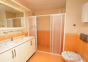 شقة بتخطيط 2+1 على مسافة قريبة من البحر في منطقة محمودلار – ألانيا