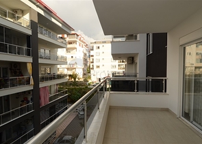 شقة بتخطيط 1+1 ضمن مجمع سكني في منطقة جيكجيلي – ألانيا