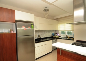 شقق ضمن مجمع سكني حديث في منطقة كاستل – ألانيا