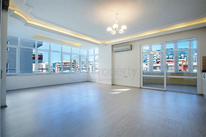 شقة بتخطيط 2+1 بمساحة واسعة في منطقة محمودلار من مدينة ألانيا