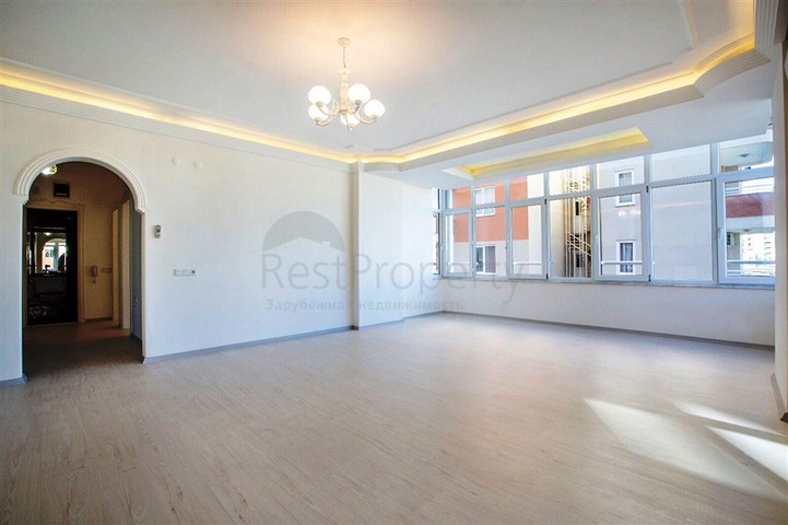 شقة بتخطيط 2+1 بمساحة واسعة في منطقة محمودلار من مدينة ألانيا