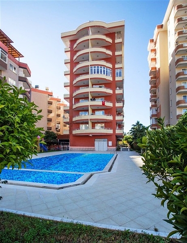 شقة بتخطيط 2+1 بمساحة واسعة في منطقة محمودلار من مدينة ألانيا