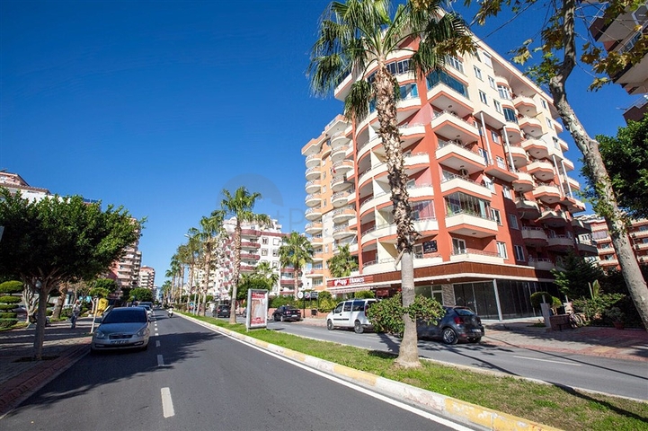 شقة بتخطيط 2+1 بمساحة واسعة في منطقة محمودلار من مدينة ألانيا