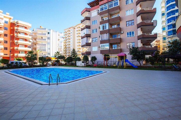 شقة بتخطيط 2+1 بمساحة واسعة في منطقة محمودلار من مدينة ألانيا