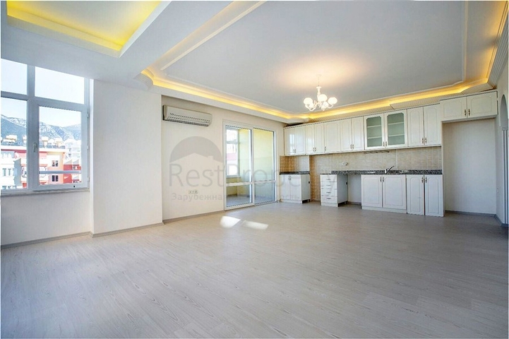 شقة بتخطيط 2+1 بمساحة واسعة في منطقة محمودلار من مدينة ألانيا